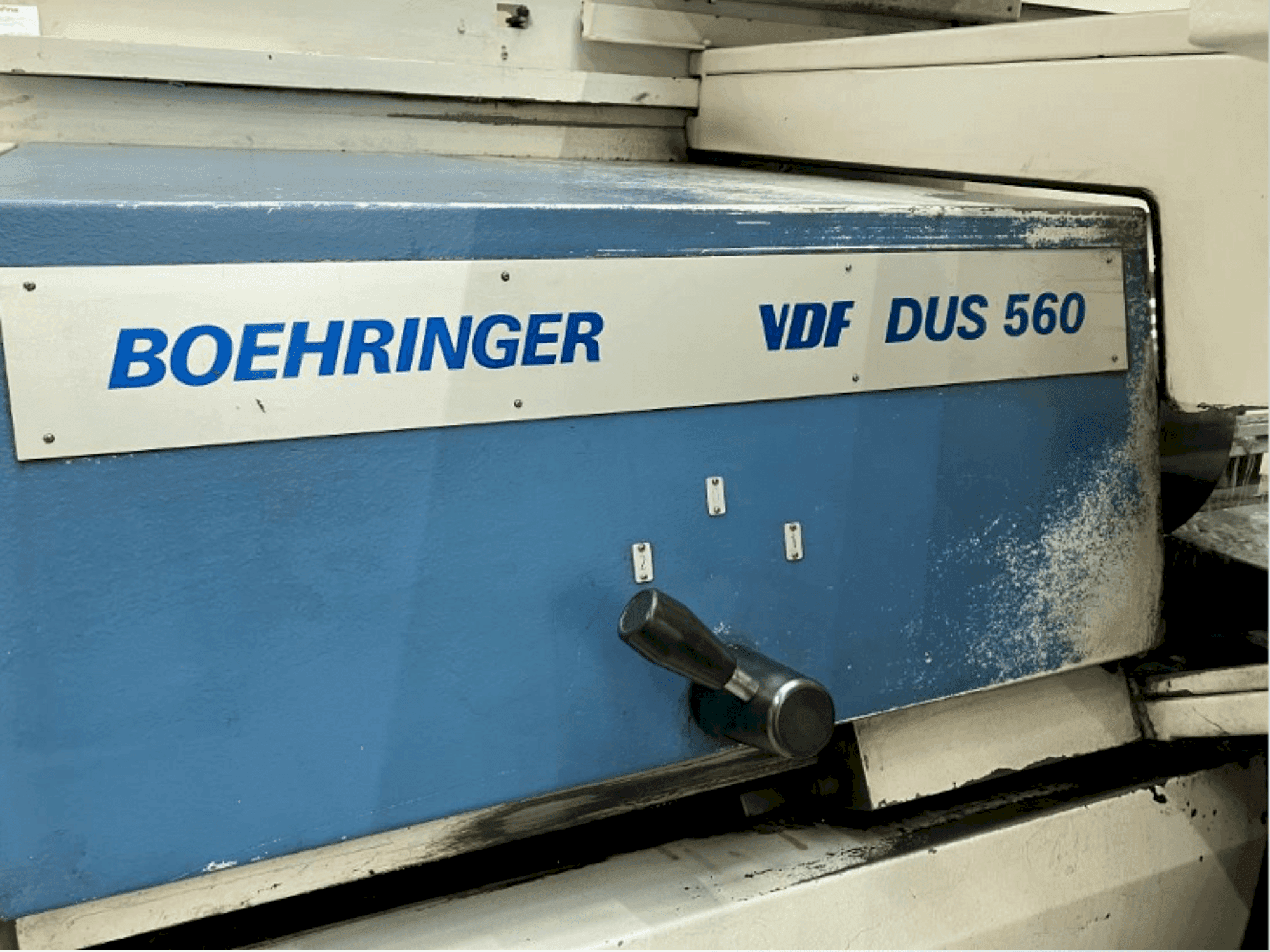 Koneen  BOEHRINGER VDF DUS 560 etunäkymä