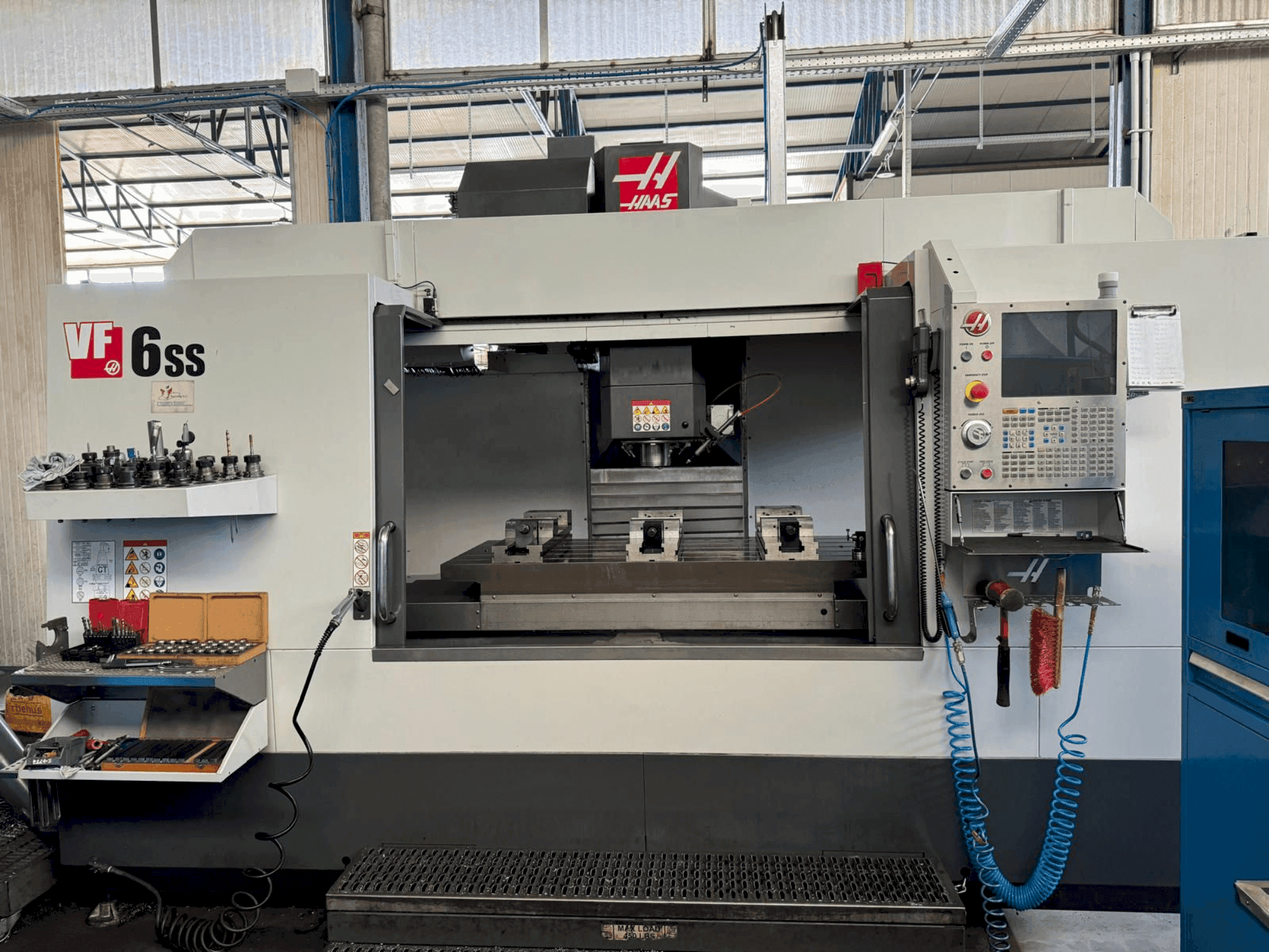 Koneen  HAAS VF-6SS etunäkymä