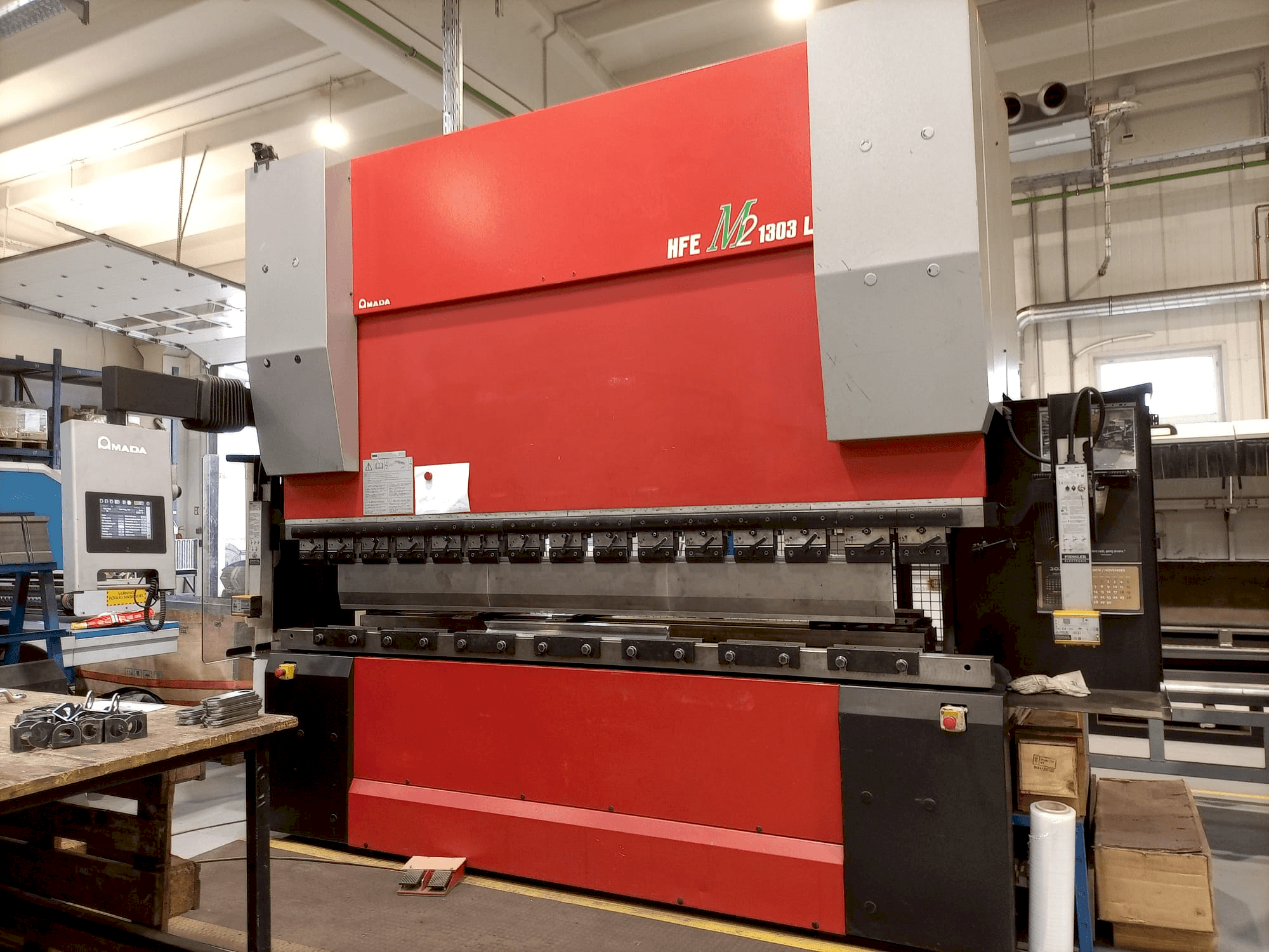 Koneen  AMADA HFE-1303M2 etunäkymä