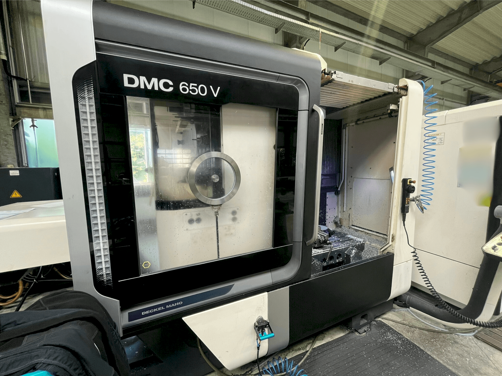 Koneen  DMG MORI DMC 650 V etunäkymä