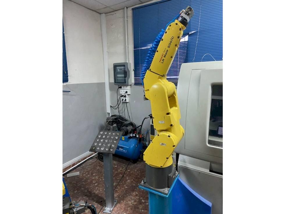 Koneen  FANUC LR MATE 200 ic etunäkymä