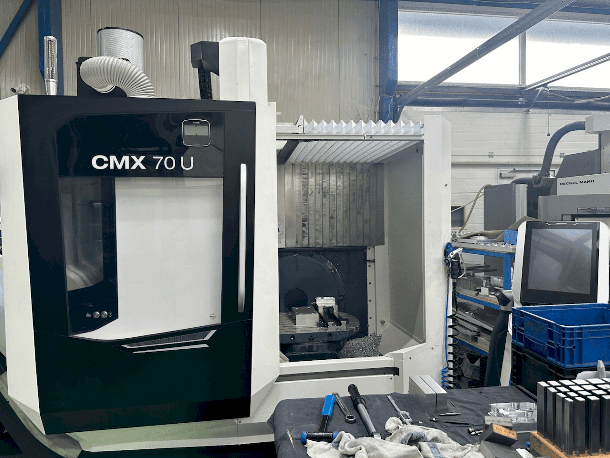 Koneen  DMG MORI CMX 70 U etunäkymä