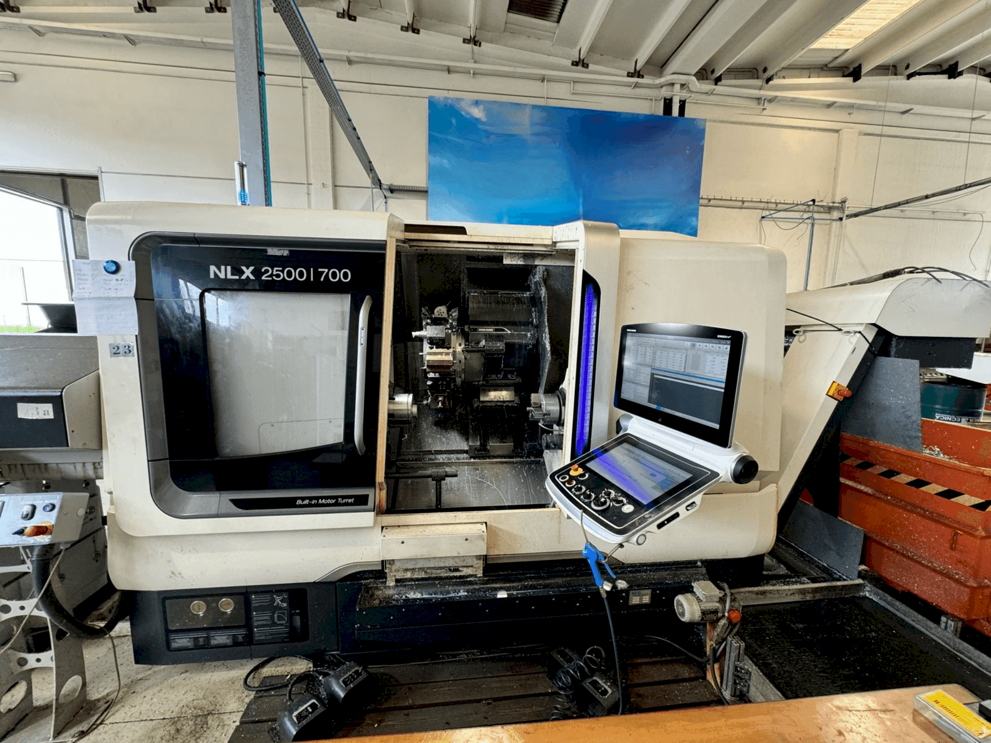 Koneen  DMG MORI NLX2500SY/700 etunäkymä