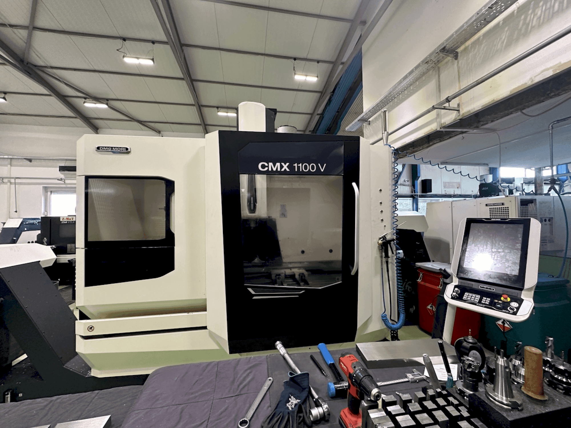 Koneen  DMG MORI CMX 1100 V etunäkymä