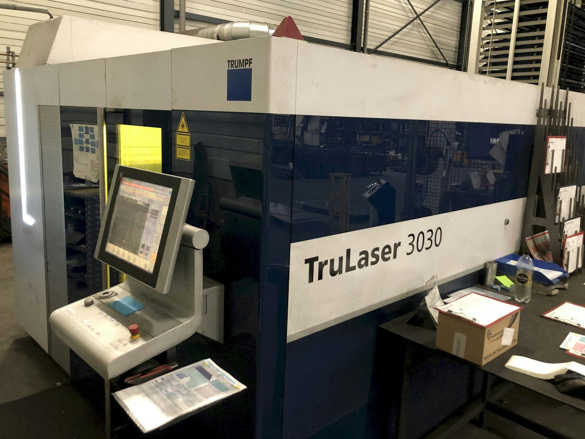 Koneen  Trumpf TruLaser 3030 fiber etunäkymä