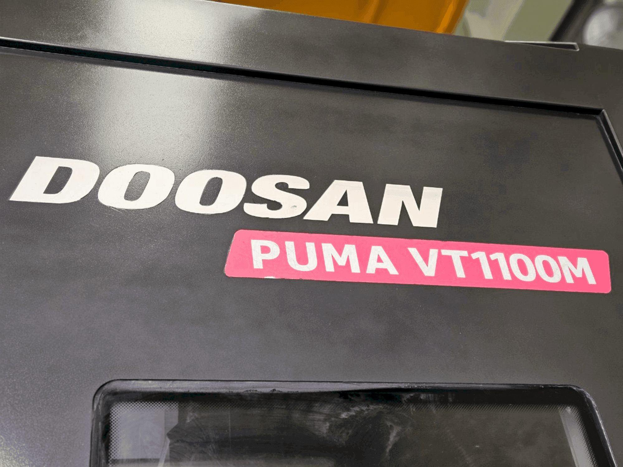 Koneen  DOOSAN VT1100M etunäkymä