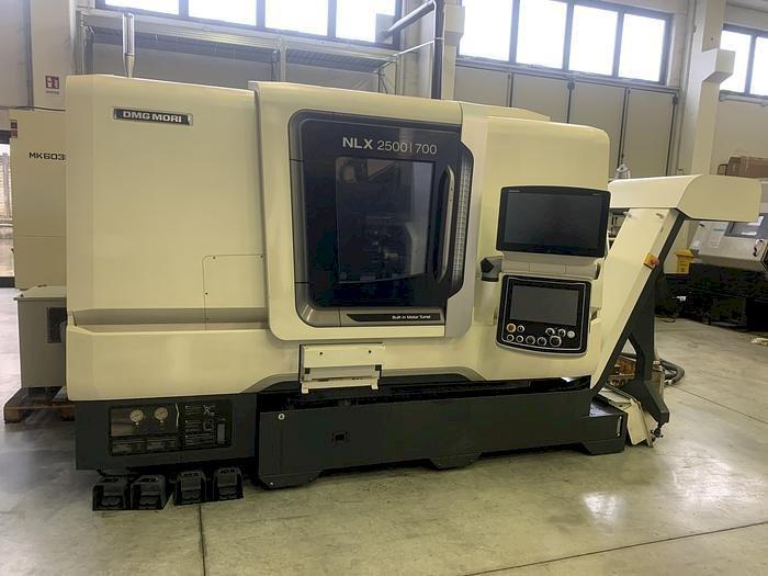 Koneen  DMG MORI NLX 2500SY etunäkymä