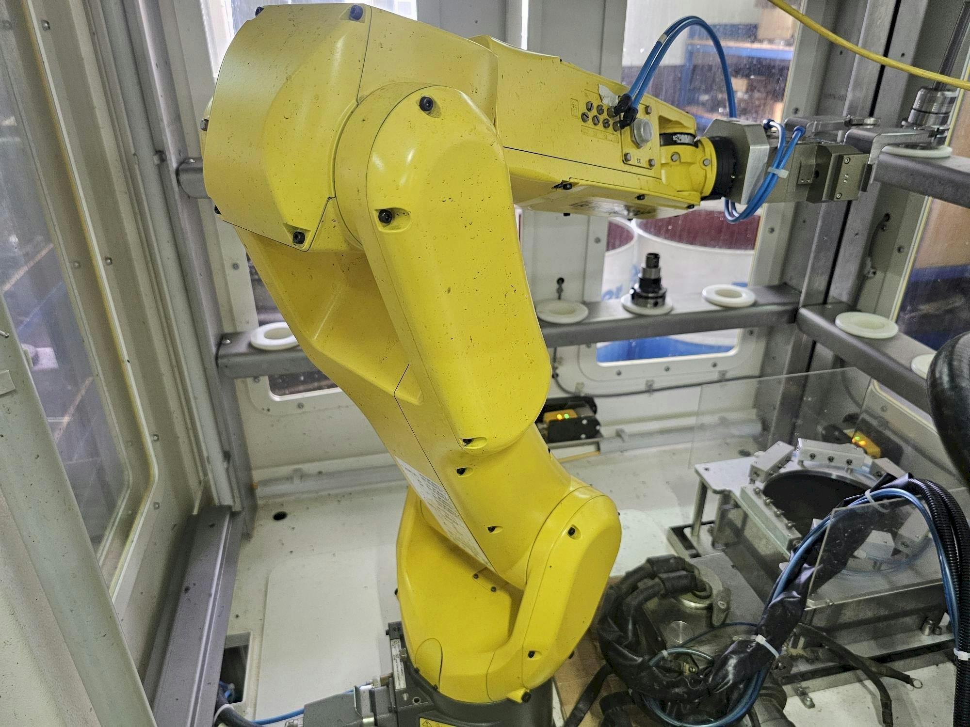 Koneen  FANUC LR Mate 200 id 7L etunäkymä