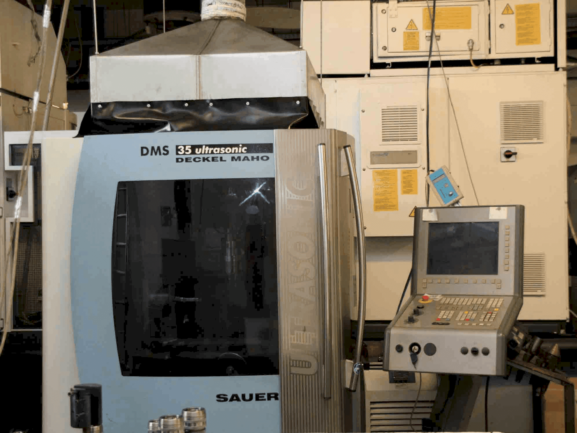 Koneen  DMG MORI DMS 35 Ultrasonic etunäkymä