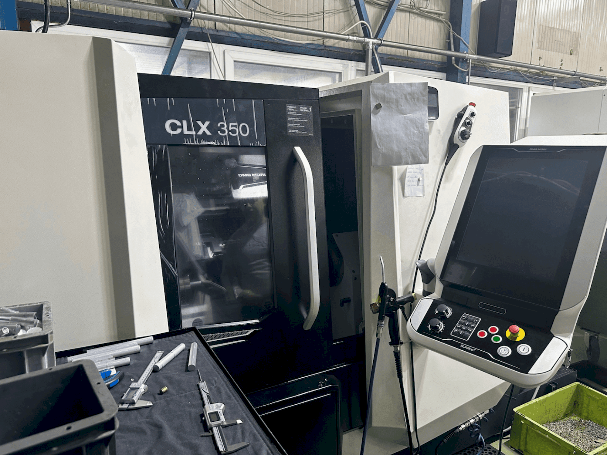 Koneen  DMG MORI CLX 350 V6 etunäkymä