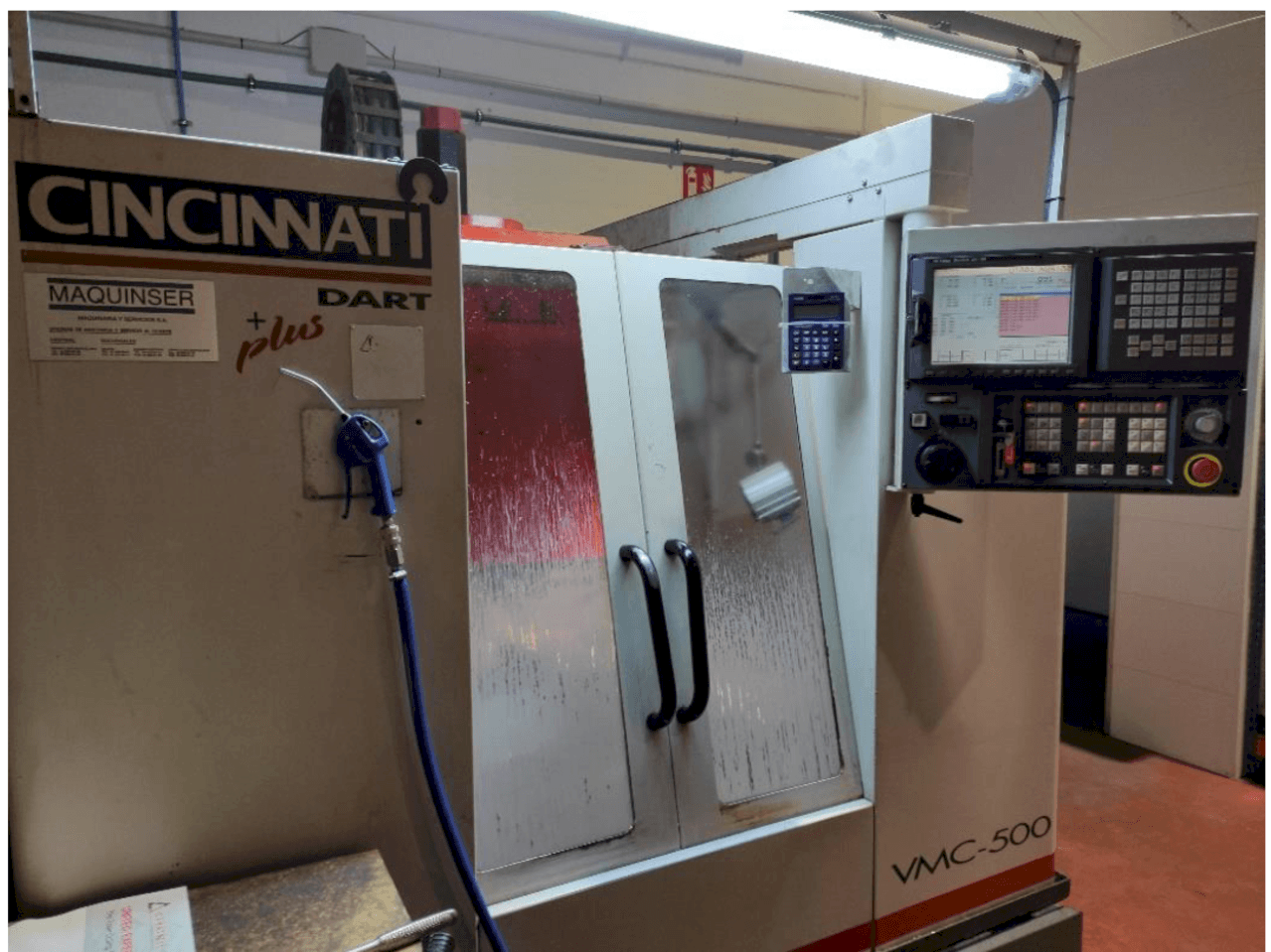 Koneen  Cincinnati Dart Plus VMC-500 etunäkymä