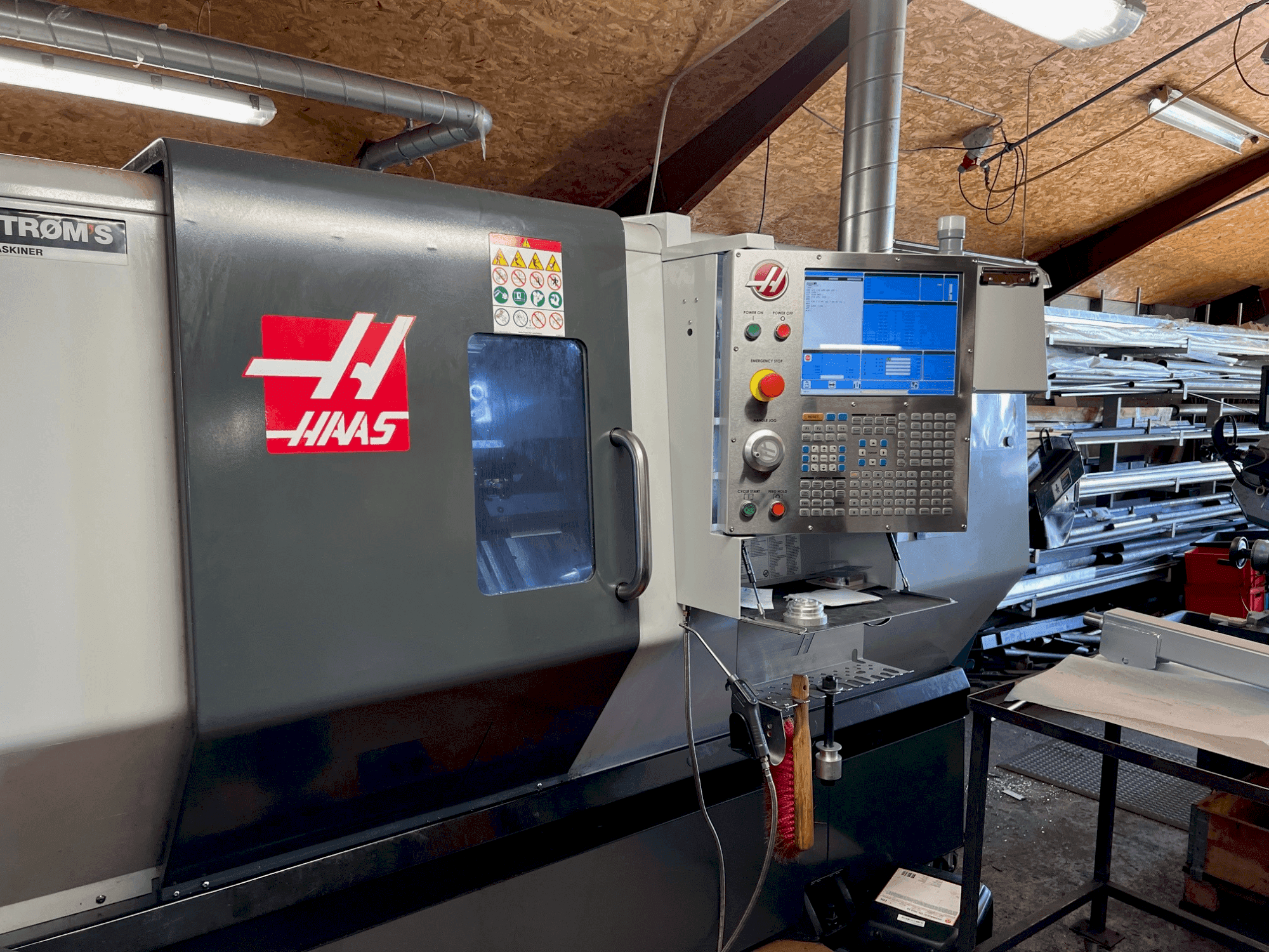 Koneen  HAAS HAAS ST-30Y etunäkymä