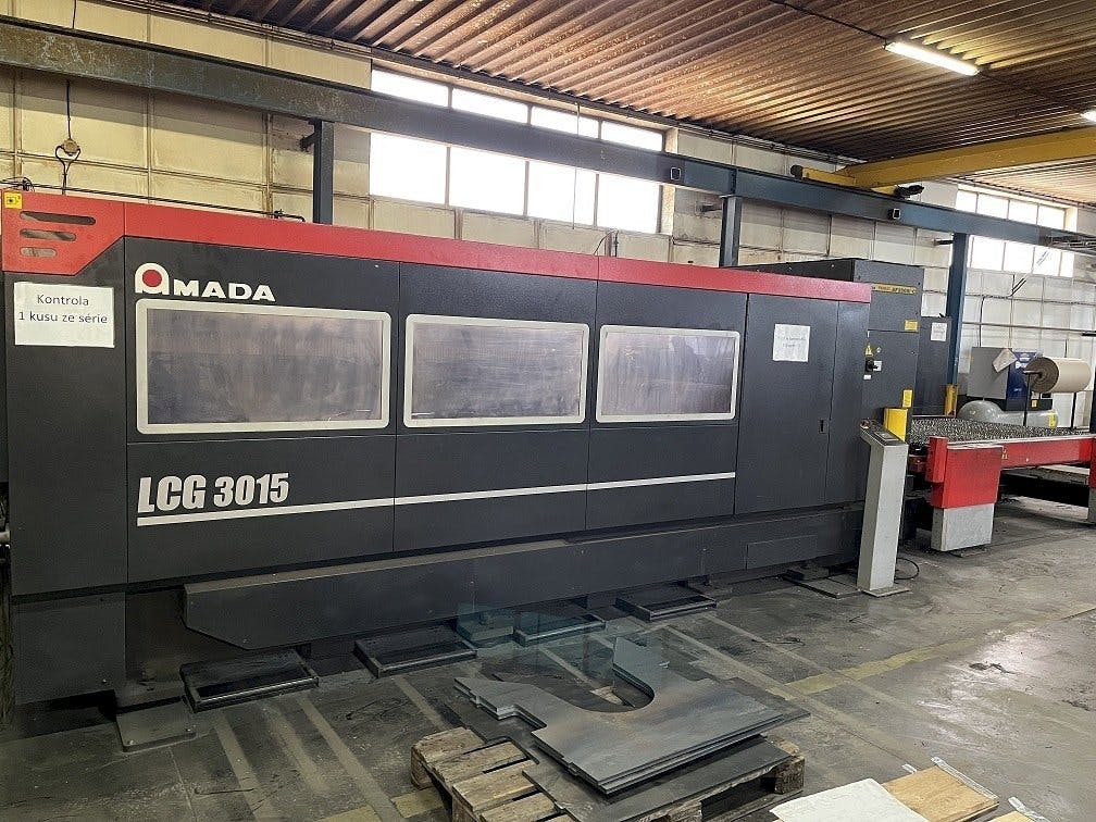 Koneen  AMADA LCG 3015 etunäkymä