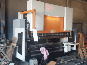 Koneen  VARTEK BasicForm 2600 / 135 CNC etunäkymä