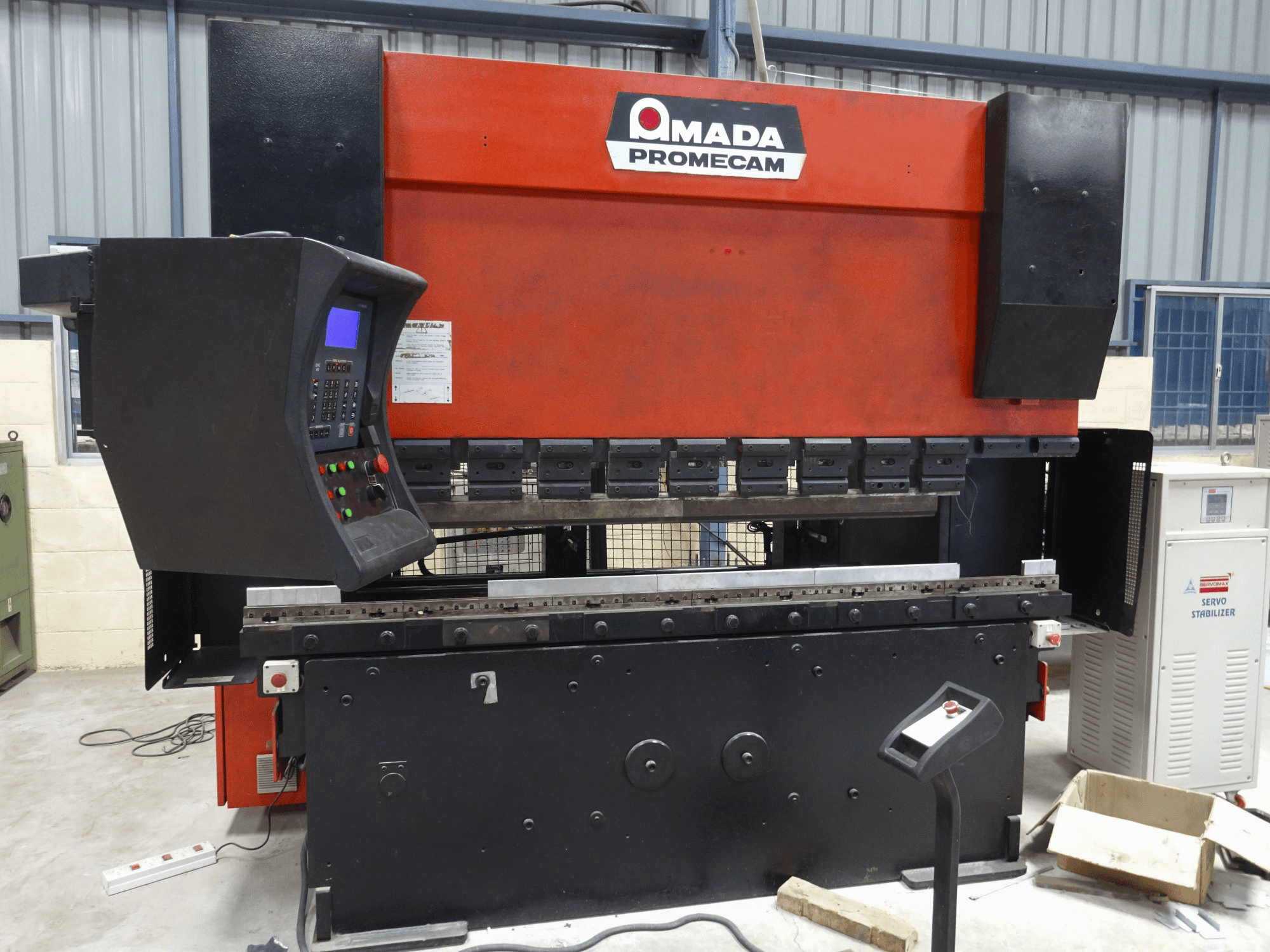 Koneen AMADA etunäkymäHFBO Promecam