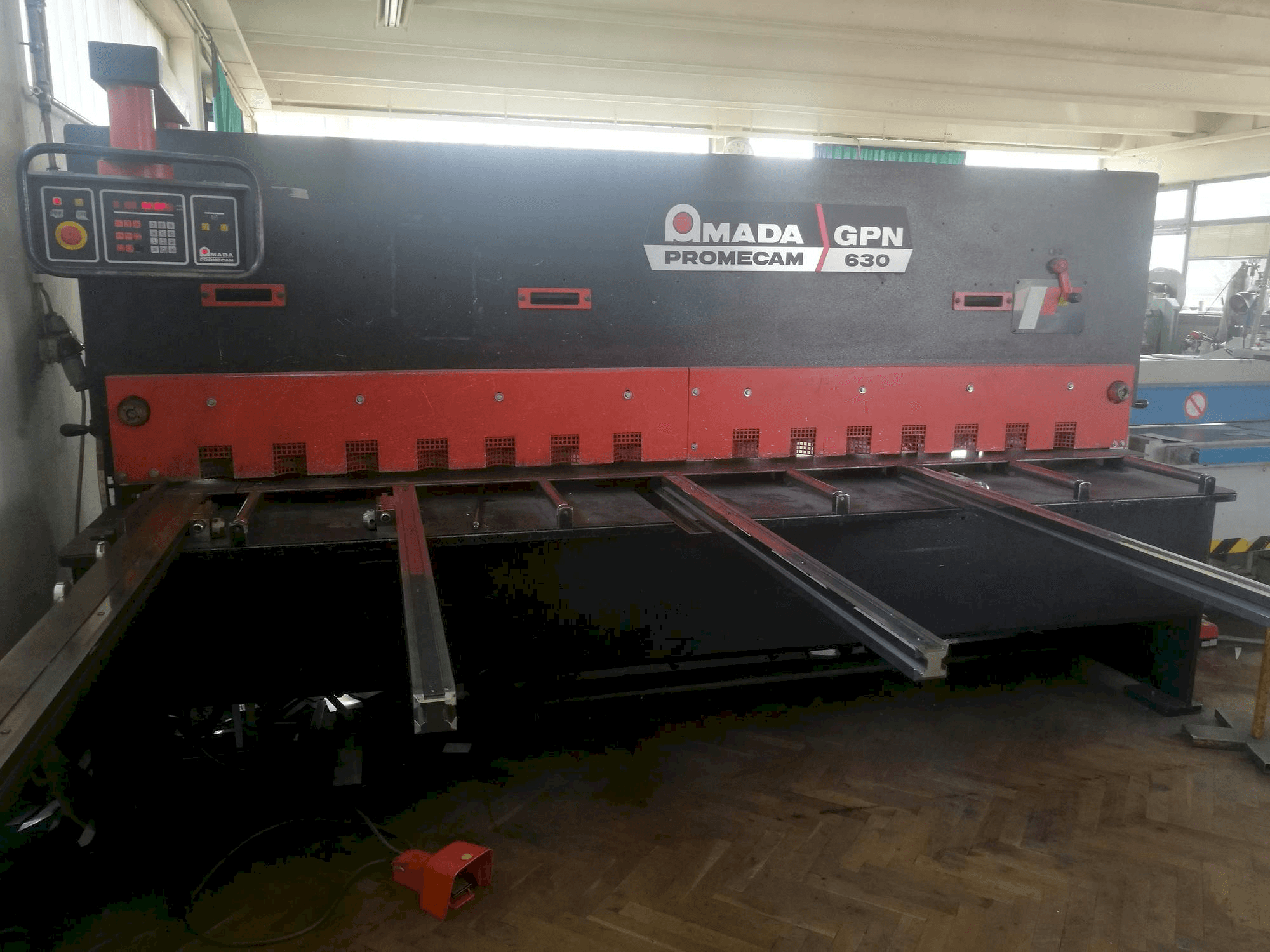 Koneen AMADA Promecam GPN 630 etunäkymä