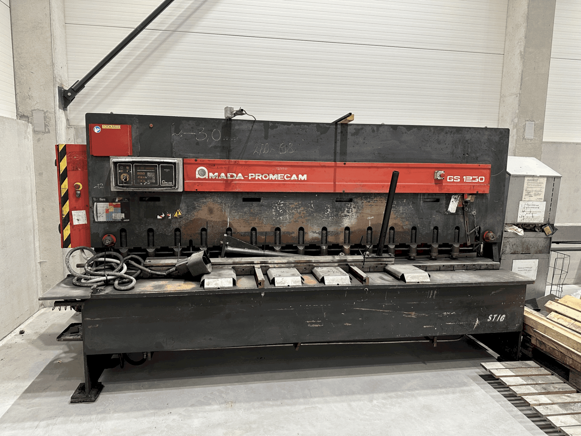Koneen AMADA Promecam GS1230 etunäkymä